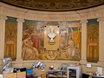 La tela centrale celebra magnificamente le arti manuali. All�agricoltura in abito purpureo con in braccio dei covoni di grano...